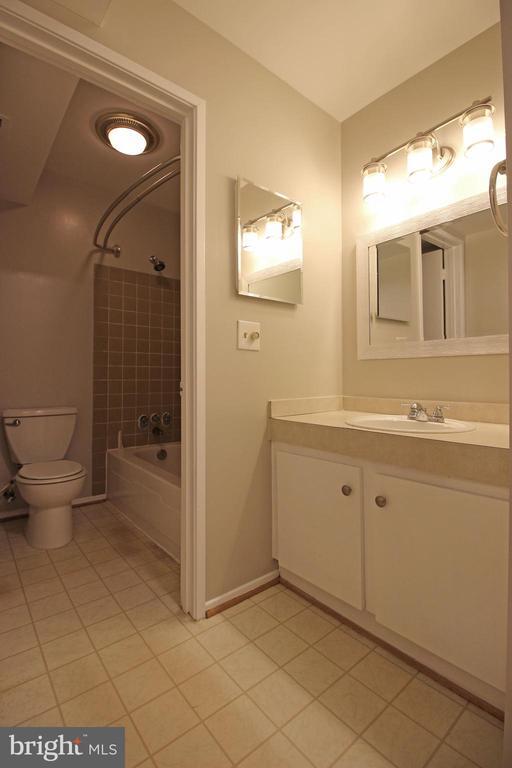 Building Photo - 1662 Parkcrest Cir