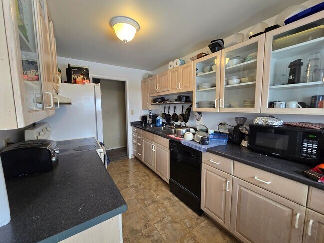 Building Photo - 5-Bedroom Home with Finished Basement, Large Backyard & Attached Garage
