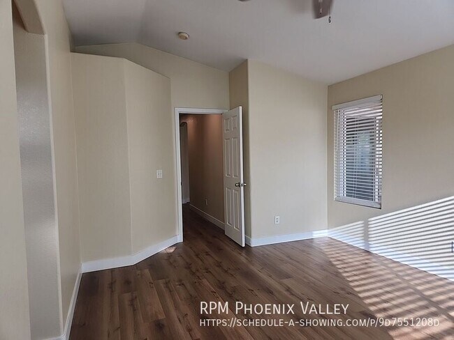 Building Photo - 2533 N Silverado-