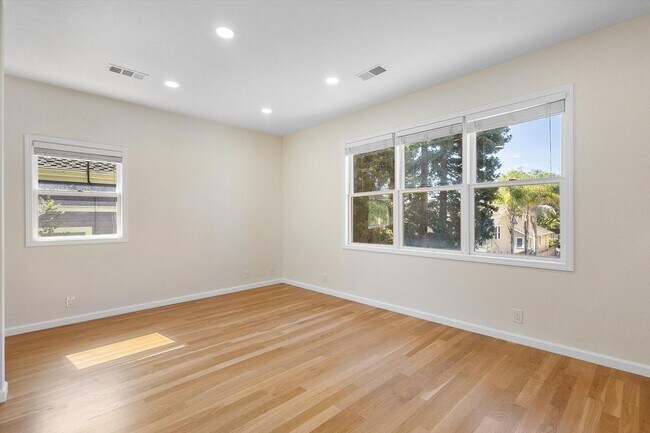 Building Photo - 2026 San Antonio Ave