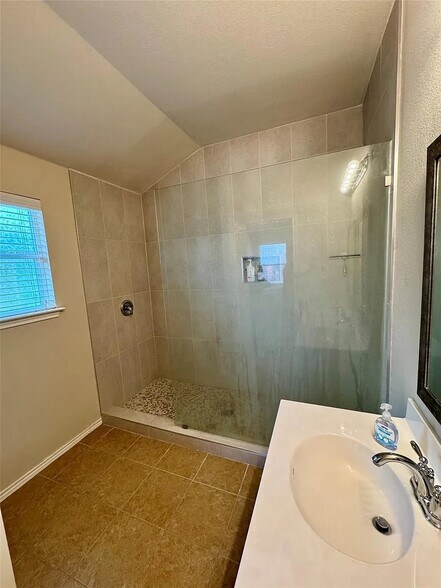 Building Photo - Room in House on Nottingham Loop