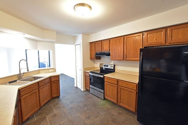 Building Photo - Shelby Township-2 Bedroom Duplex with Basement, Deck & Attached Garage