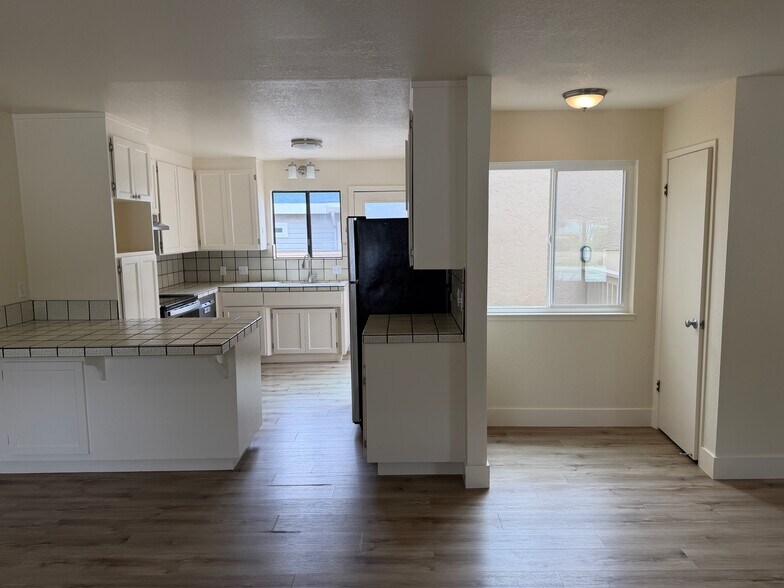 Building Photo - 2069 Dolphin Dr