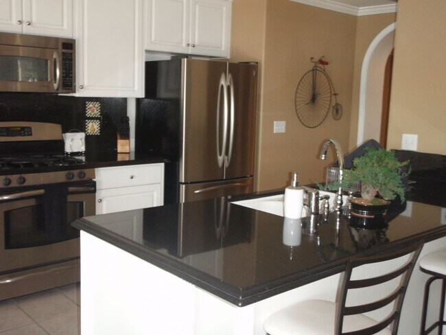 Building Photo - 3592 Lakefront Circle