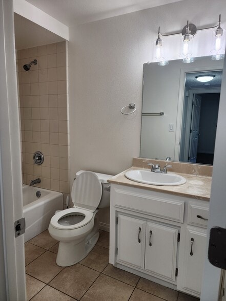 Hallway Bathroom - 431 S Simpson Ave