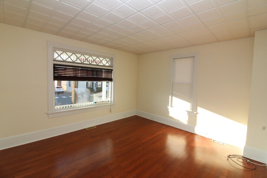 Building Photo - 16 Main St