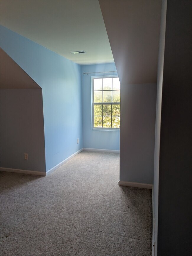 Building Photo - Charming 3-Story Townhome in Shiloh Grove
