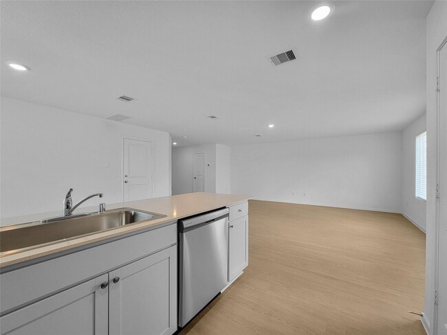 Building Photo - 31460 Moore Rd