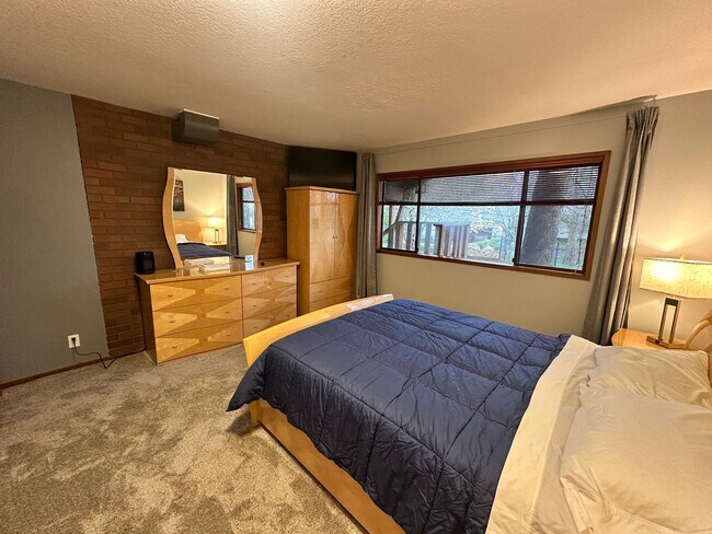 Building Photo - Super Comfortable Furnished Short term rental