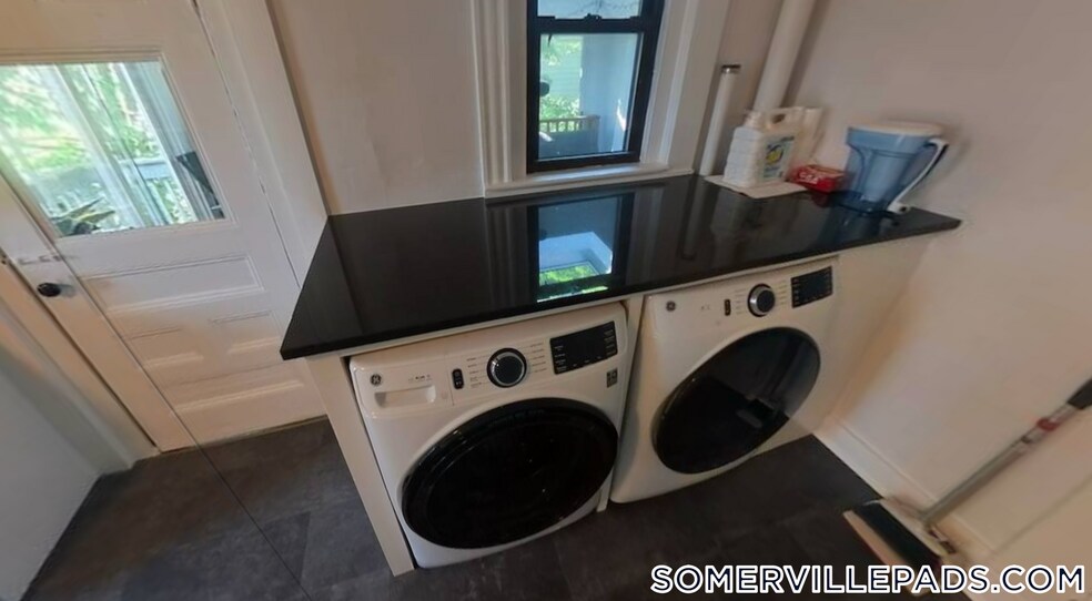 Building Photo - 40 Cedar St