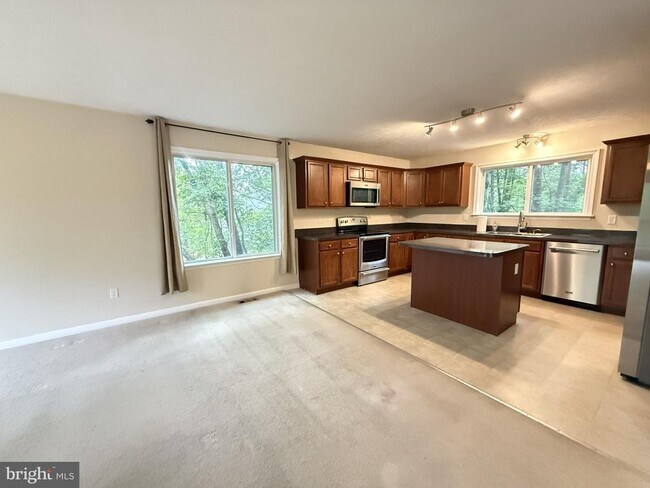Building Photo - 1234 Lakeview Dr