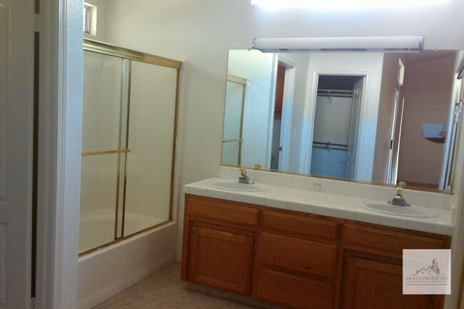 Building Photo - Wonderful 3 Bedroom Home in Sought After Northeast Fresno!