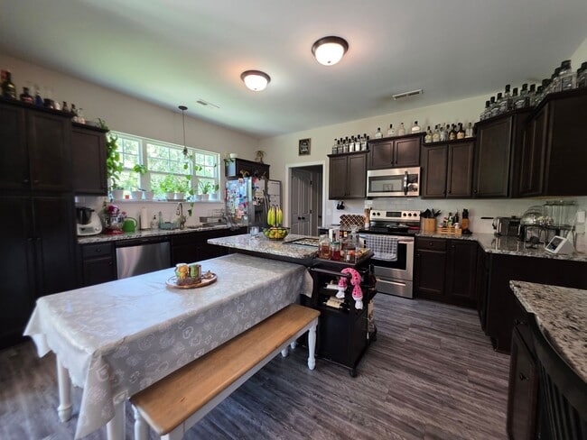 Building Photo - Spacious & Stylish Living Near Camp Lejeune with Expansive Fenced Backyard