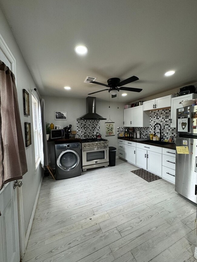 Building Photo - Adorable 2/1/1 CH/A updated!!! walking dis...
