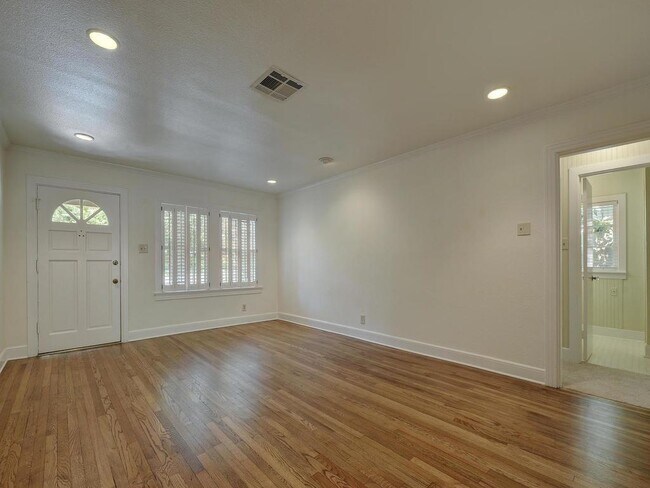 Building Photo - 2204 Tower Dr