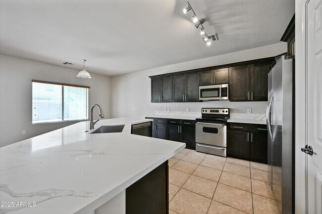 Building Photo - 11237 W Davis Ln