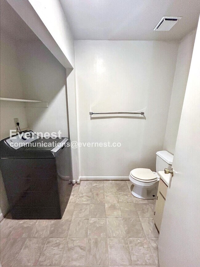Building Photo - 2-Bedroom Townhome with Washer / Pet-frien...