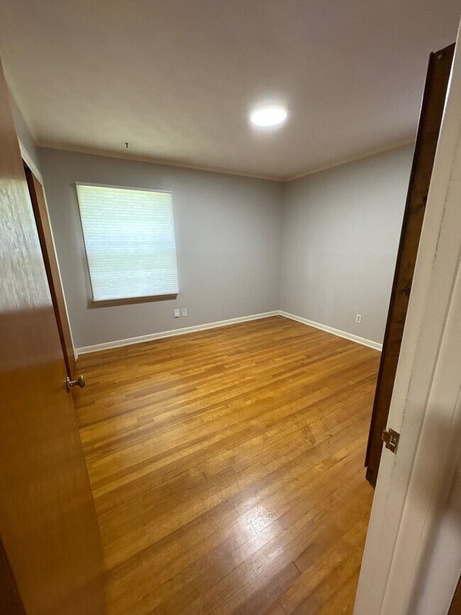 Building Photo - Newly Renovated Home - East Memphis