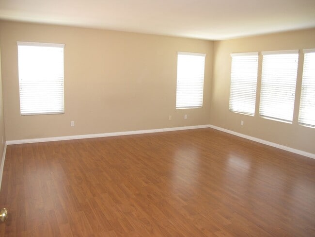 Building Photo - Four Bedroom Three Bathroom Home in the Ha...