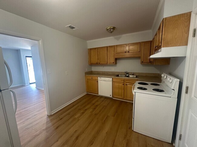 Building Photo - Pet Friendly 2 Bedroom, 1 Bath Duplex Located in the Center of Wilmington