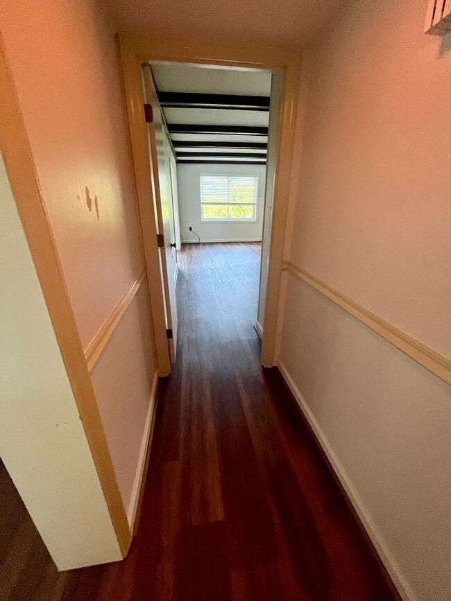 Building Photo - Well-Located One-Level Condo -- Just Minut...