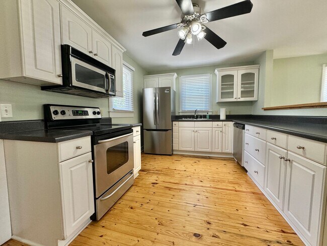 Building Photo - Nature Lovers - 3 Bed, 1 Bath Home w/ 1 Car Garage Close to Downtown Franklin