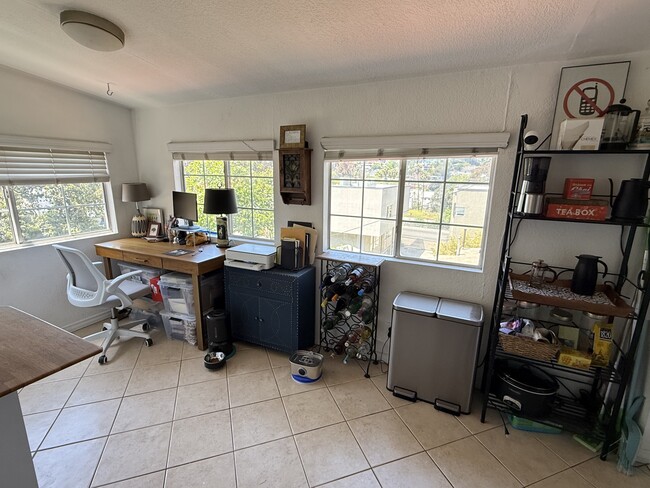 Dining area - 2142 Baxter St