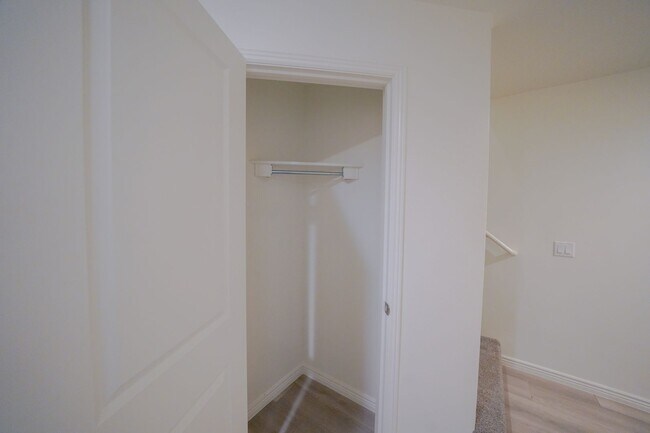 Building Photo - Spacious Townhome for Rent – Prime Location!