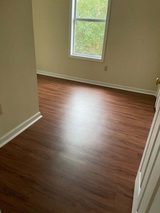 Building Photo - Cute home located in City Limits