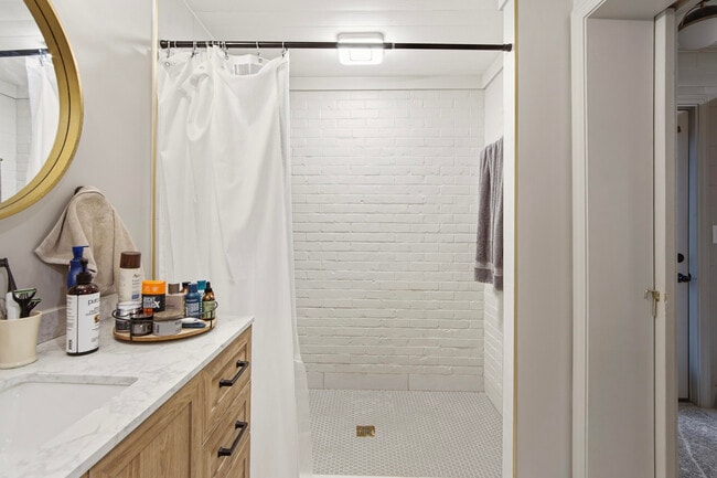 Building Photo - 215 Live Oak Ave E