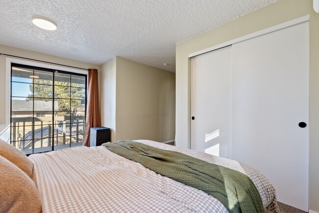 Building Photo - 2Bed/2Bth in Vancouver