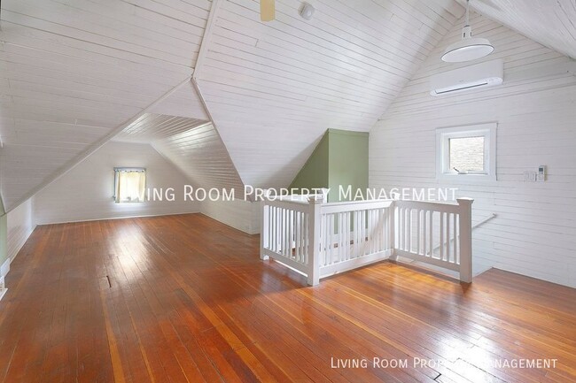 Building Photo - Spacious and Charming Craftsman in Histori...