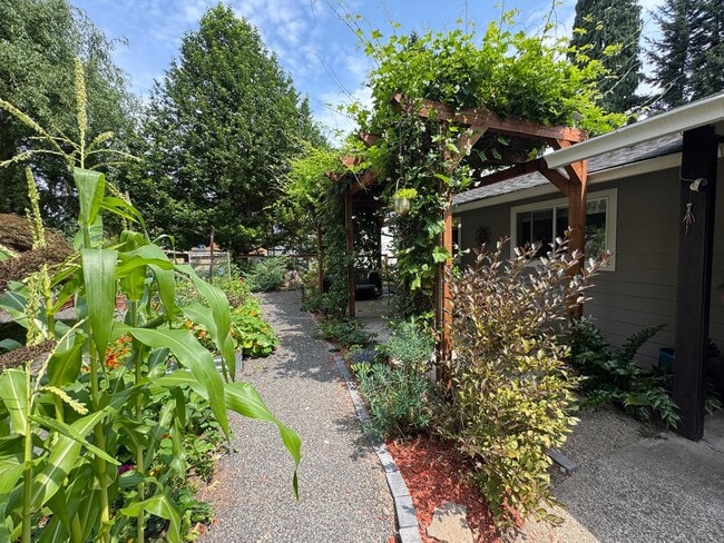 Building Photo - Spacious 4-Bedroom Home with Multiple Livi...