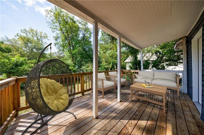 Building Photo - 554 Oak Dr