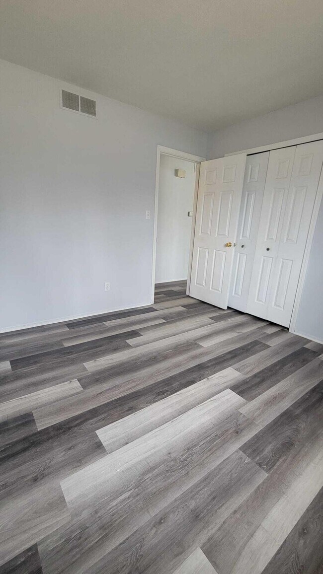 Building Photo - 655 Robinwood Dr