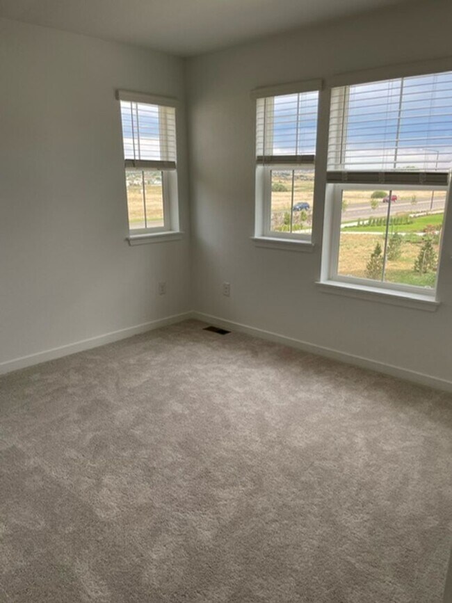 Building Photo - Spacious 4 Bed Townhome with 2-Car Garage in Erie-Available June 1!