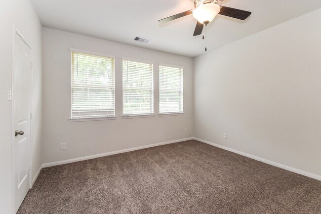 Building Photo - 321 Lk Wy Cir