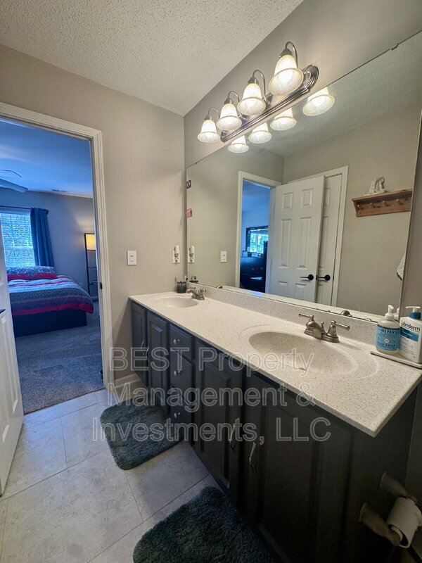 Building Photo - 8130 Kings Creek Dr