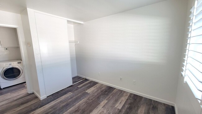 Building Photo - 3 bd/2 ba Townhouse close to USD.