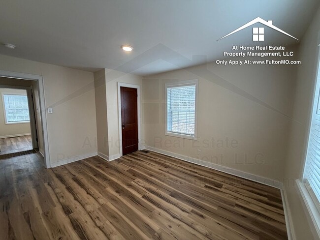 Building Photo - 703 W 7th St