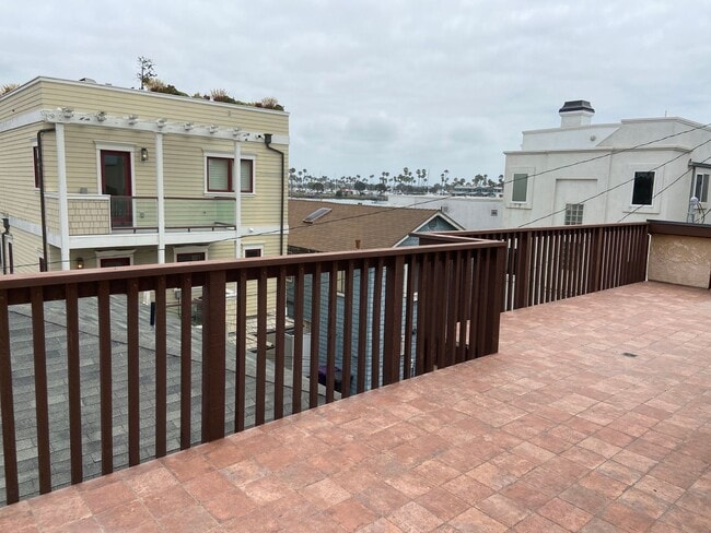 Building Photo - Belmont Peninsula House steps from the Beach