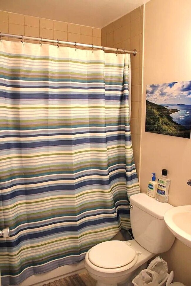 Building Photo - Gorgeous 2-Bedroom Townhome in the Heart o...