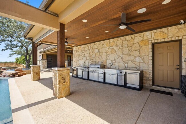 Building Photo - 2624 University Club Dr