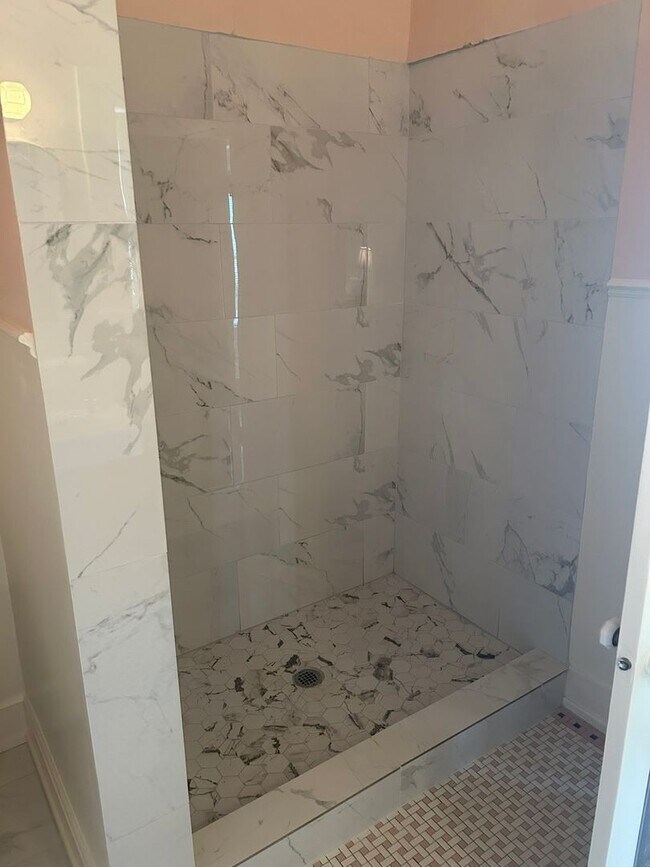 Building Photo - 1037 W Magnolia Ave