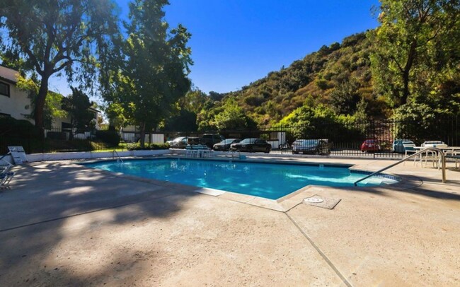 Building Photo - LOCATION, LOCATION 2 Bedroom 2 Bathroom Condo