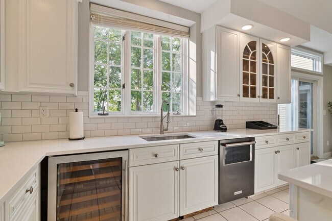 Building Photo - 321 Museum Village Rd