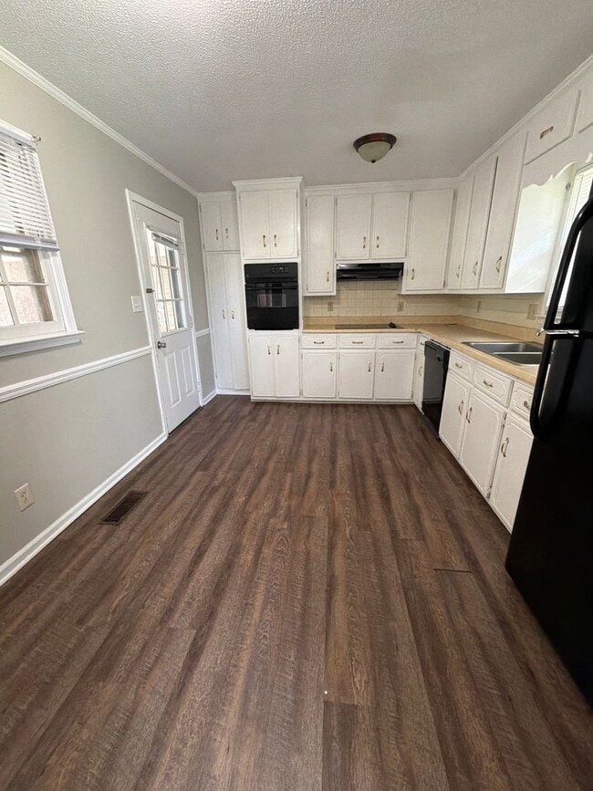 Building Photo - Available Now! Stunning Home!!