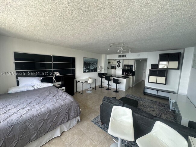 Building Photo - 905 Brickell Bay Dr