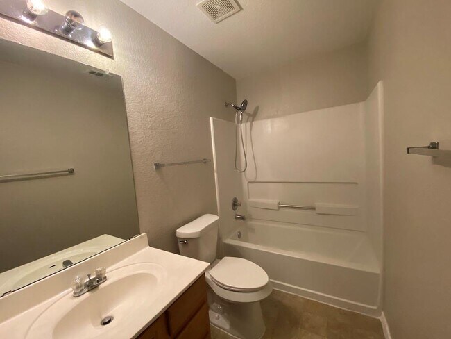 Building Photo - 330 Mistletoe Ln