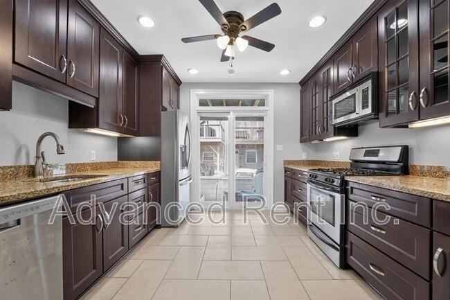 Building Photo - 528 S Curley St